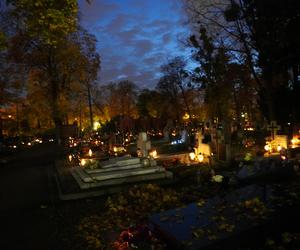 Tak wygląda Cmentarz Starofarny w Bydgoszczy po zmroku w przeddzień Święta Zmarłych. Zobacz zdjęcia