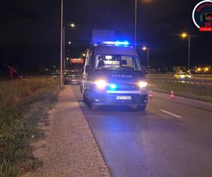 Czołowe zderzenie motocyklisty i osobówki. Ranny mężczyzna w szpitalu