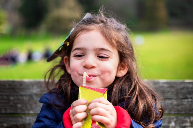 Dajesz dziecku soki? Pediatra alarmuje, nawet jedna porcja dziennie może wypływać na BMI 