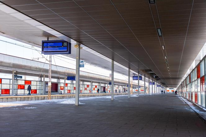 Warszawa Stadion PKP - zdjęcia stacji w kształcie łupiny orzecha