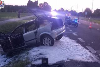 Auto uderzyło w betonowy przepust. Potem stanęło w płomieniach