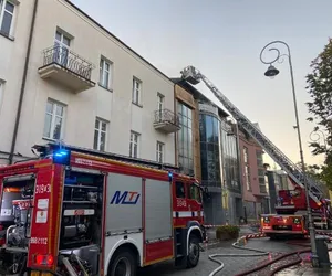 Pożar kamienicy w centrum Kielc. Strażacy w akcji [ZDJĘCIA]