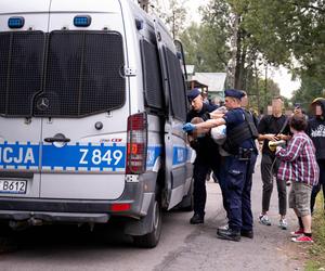 Chaos na Osiedlu Przyjaźń. Policja zatrzymała mieszkańca domku. „Wyciągnęli go siłą”