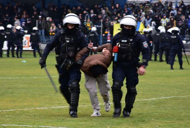 Niespokojny mecz w Jarosławiu. Do akcji wkroczyła policja 