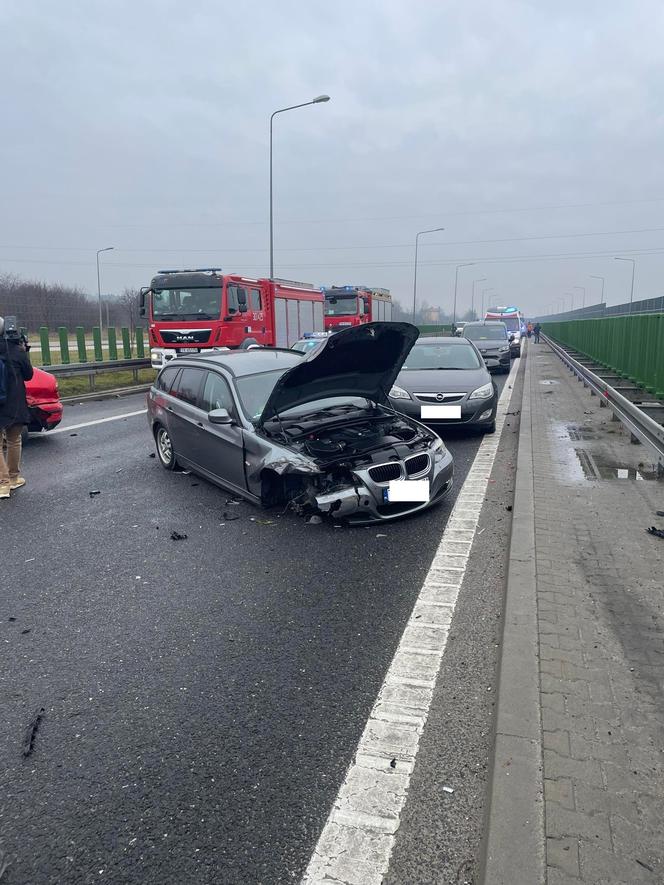 Karambol na trasie krajowej w Cedzynie koło Kielc! Zderzyło się 30 samochodów, są ranni!