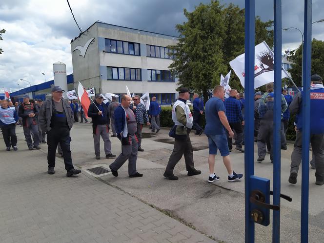 Trwa strajk generalny w Altrad Mostostal. Protestujących poparli związkowcy z Mostostalu Siedlce - zobacz zdjęcia!