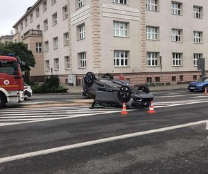 Dachowanie na rondzie Jagiellonów w Bydgoszczy! Kierowca z mandatem [ZDJĘCIA]