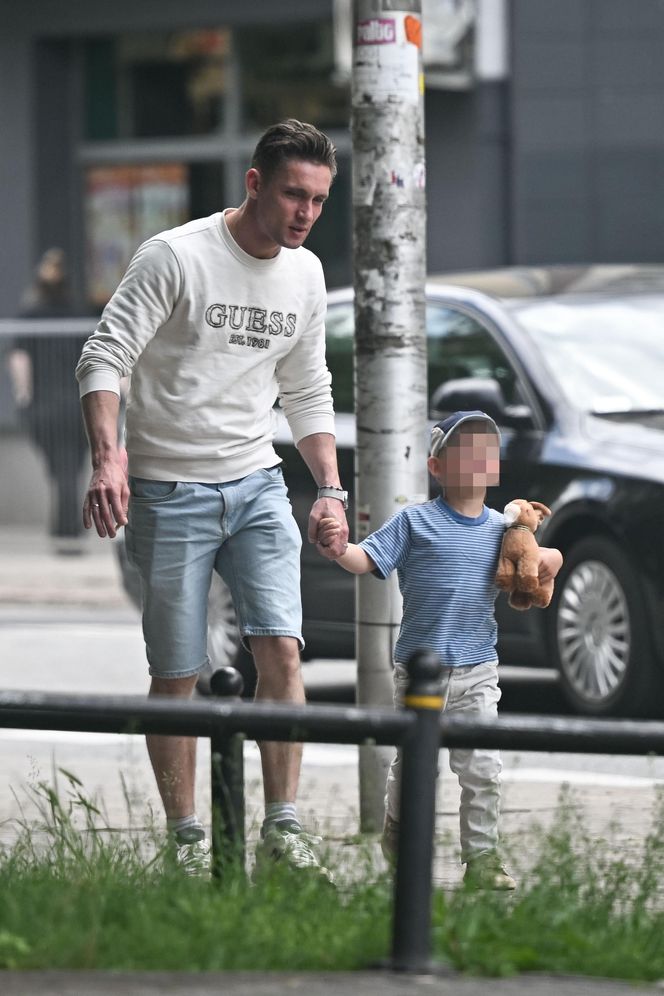 Filip Gurłacz na spacerze z żoną i synem. Nie zwalczył nałogu 