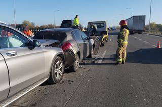Wypadek na S2 w Warszawie. Trzy rozbite auta i ranne dziecko
