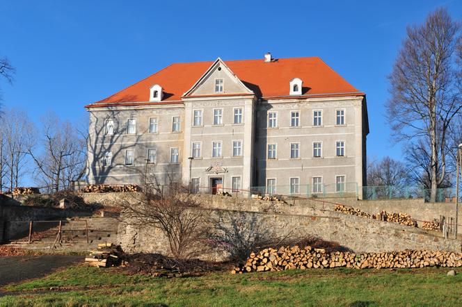 Pałac Sobieszów przed remontem – od strony majdanu