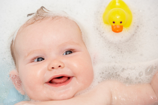 Kąpiel niemowlęcia. Sposoby na kąpiel niemowlaka bez stresu