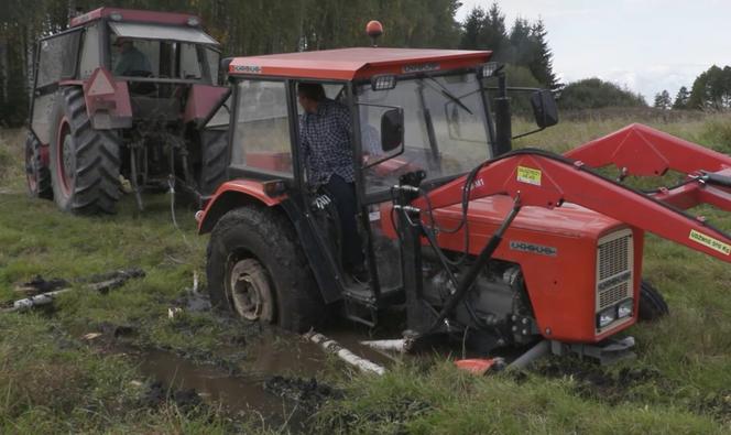 Rolnicy. Podlasie. Andrzej wyciąga traktor z błota