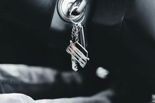 Zatrzasnęła kluczyki w aucie. W środku było niemowlę. Policjanci ruszyli na ratunek