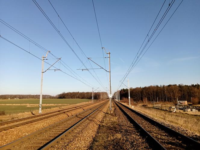 Kolejarze apelują: uważajmy na przejazdach. Rozdali też specjalne naklejki 