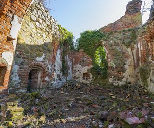 Magiczne miejsce w malutkiej wsi na Warmii i Mazurach. Stoją tam ruiny sprzed 700 lat