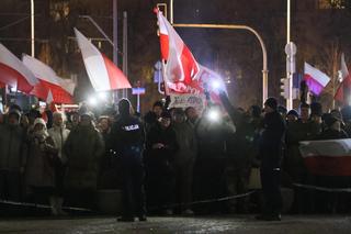 Pod siedzibą TVP zbierają się protestujący z flagami. Politycy PiS wzywają na Woronicza