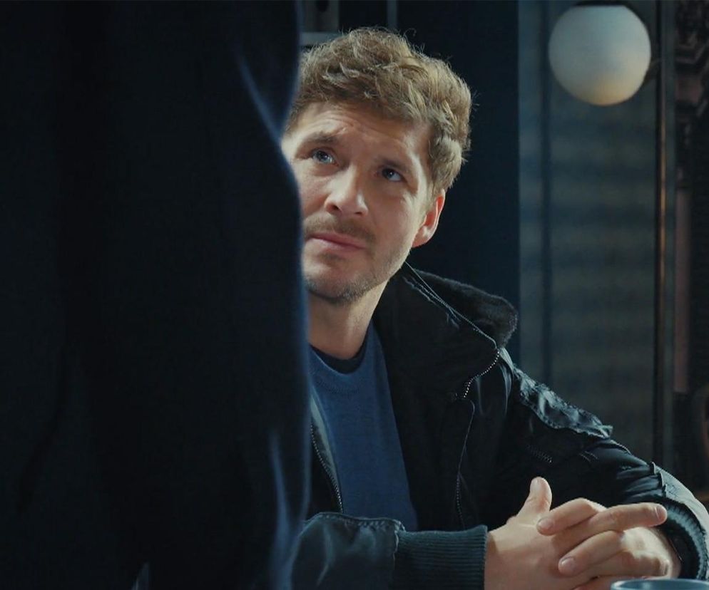 M jak miłość, odcinek 1866: Bartek (Arkadiusz Smoleński), Marcin (Mikołaj Roznerski) 