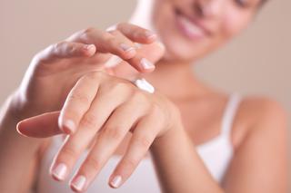 Jak pielęgnować dłonie, które są zniszczone ciągłą dezynfekcją?   