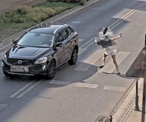 Łódź. Kobieta potrącona na przejściu. Patrzyła nie na drogę, tylko w telefon [ZDJĘCIA]