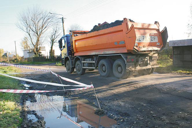Budowlańcy zniszczyli nam drogę