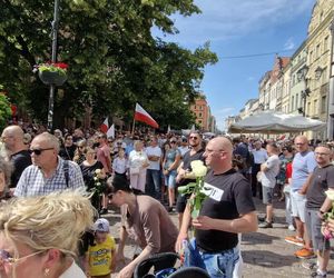 Marsz Milczenia dla Klaudii w Toruniu. „Niech nasza cisza przemówi głośniej niż słowa” [RELACJA NA ŻYWO]