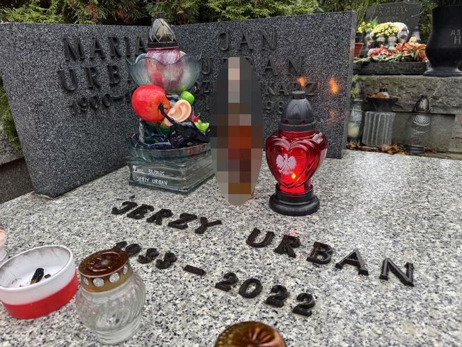 Grób Jerzego Urbana w Zaduszki. Niewiarygodne, co mu położyli na płycie!