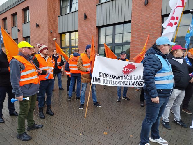 Pracownicy Zakładu Linii Kolejowych pikietowali w Siedlcach! Poparli ich siedleccy radni