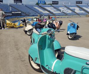 Osy kręciły kółka na stadionie żużlowym w Lesznie. Ogólnopolski zlot skuterów Osa Osieczna-Leszno 