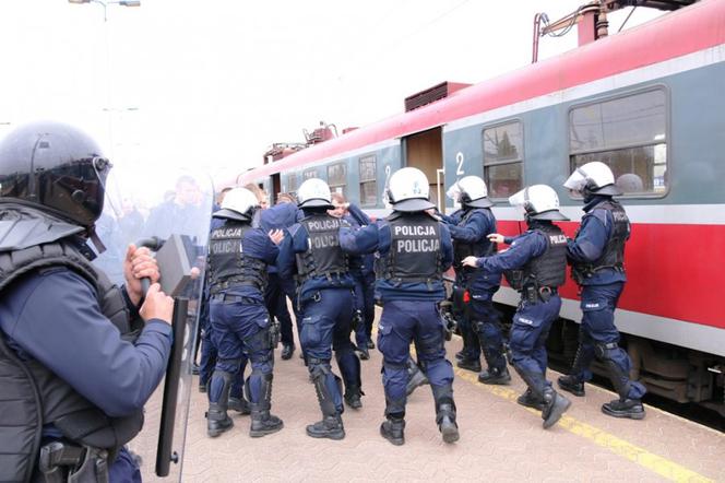 Policjanci z Oddziału Prewencji w Łodzi wspólnie z funkcjonariuszami Straży Ochrony Kolei mieli ćwiczenia na dworcu Kaliskim