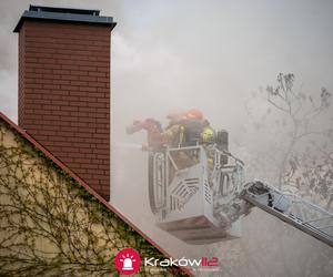 Ogromny pożar na ul. Prądnickiej w Krakowie. Kilkudziesięciu strażaków walczy z ogniem