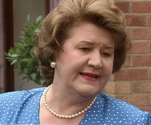 Patricia Routledge, niezapomniana Pani Bukietowa z serialu „Co ludzie powiedzą?”