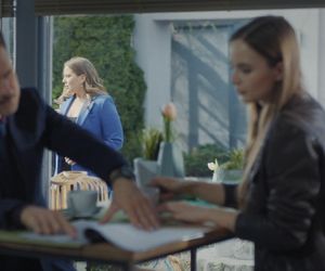 M jak miłość, odcinek 1877: Anita (Melania Grzesiewicz), Kamil (Marcin Bosak), dziennikarka