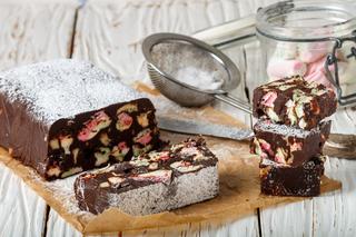 Blok kakaowy z piankami marshmallows - obłędnie słodki deser z niespodzianką