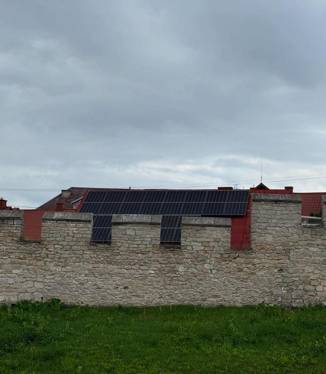 Patryk Jaki na zamku z rodziną