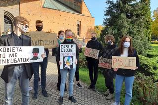 Protest pod kościołem św. Antoniego w Lesznie