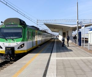  Takiego absurdu w Warszawie już dawno nie było. Mieszkańcy Pragi załamani po budowie kładki nad torami