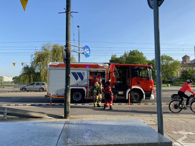 Akcja ratunkowa na Moście Grunwaldzkim w Krakowie. Młoda dziewczyna wypadła z mostu