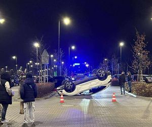 Zderzenie i auto na dachu. Akcja na parkingu outletem jak z filmu