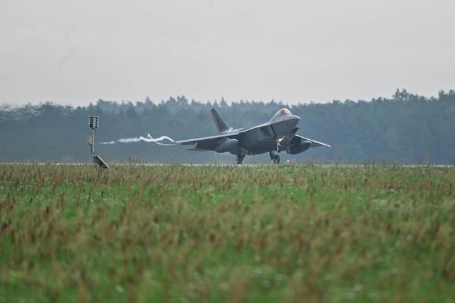 Łódzkie. Już 12 myśliwców F-22 Raptor stacjonuje w Łasku!