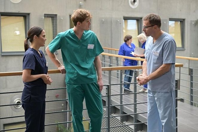 Pierwsza miłość, odcinek 3953: Radek (Karol Biskup), Julita (Dagmara Bryzek),  Krzysztof Pakulski (Tomasz Bednarek)