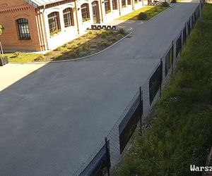 Starsza pani wyrwała rododendrona z Fabryki Pełnej Życia