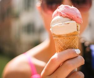 Nawet 23 zł za gałkę! Sprawdź, ile zapłacisz za lody na wakacjach