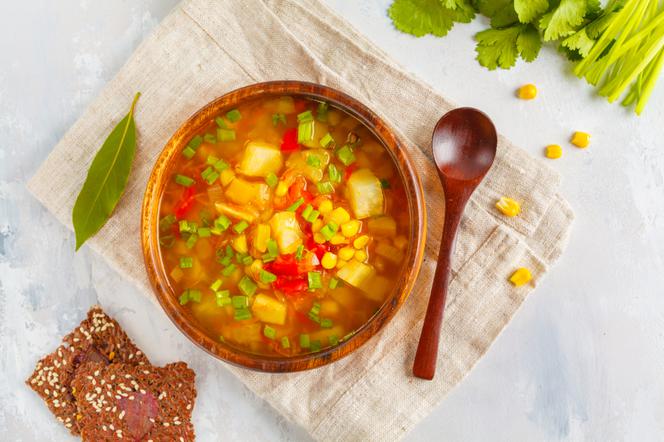 Lekka zupa warzywna z papryką i kukurydzą