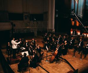 Jakub Józef Orliński i przydatne wskazówki, jak zachować się w filharmonii