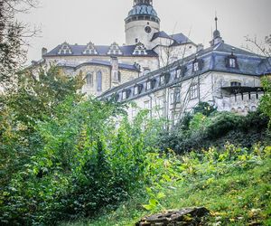 Ten zamek wygląda jak z filmu fantasy.  Leży tuż przy granicy z Polską 