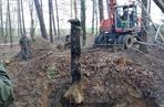 Niesamowite odkrycie w lesie! Z ziemi wykopali zabytkowy czołg