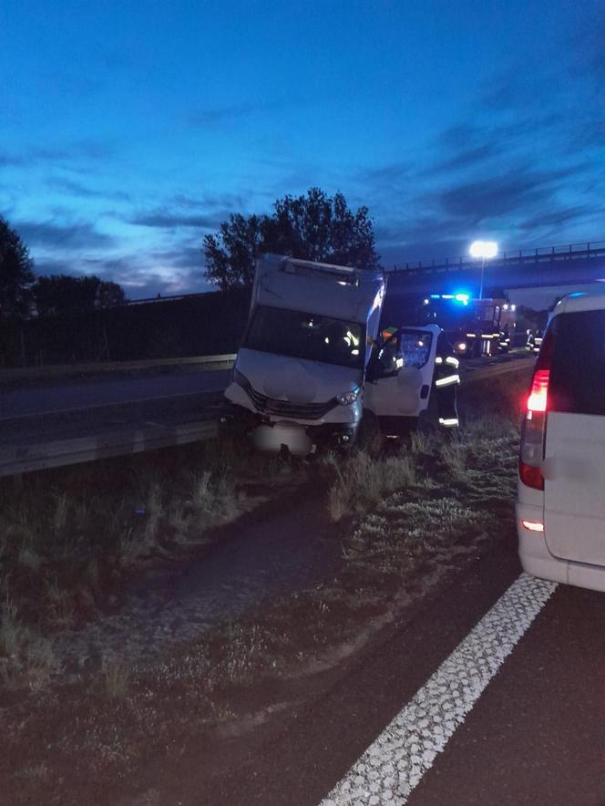 Stemplew. Śmiertelny wypadek na A2. W karambolu zginęła kobieta, wiele osób rannych [ZDJĘCIA].