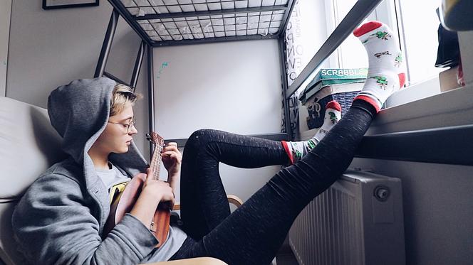 Poznań: 9-metrowa kawalerka kosztuje ją 1000 zł! Jak tam żyć? "Lodówki używam jako stolika"