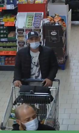 Wynieśli ze sklepu towar za ponad 2 tys. zł i zniknęli! Szuka ich policja z Solca Kujawskiego 