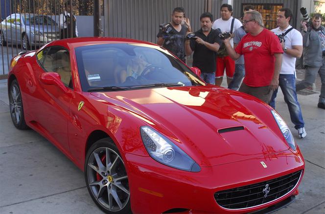 Paris Hilton w Ferrari California Roadster